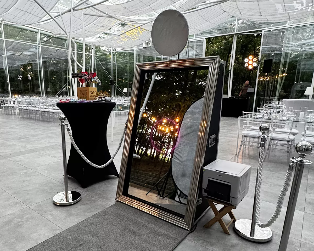 Photobooth postavljen u Akaciji – foto ogledalo pre venčanja