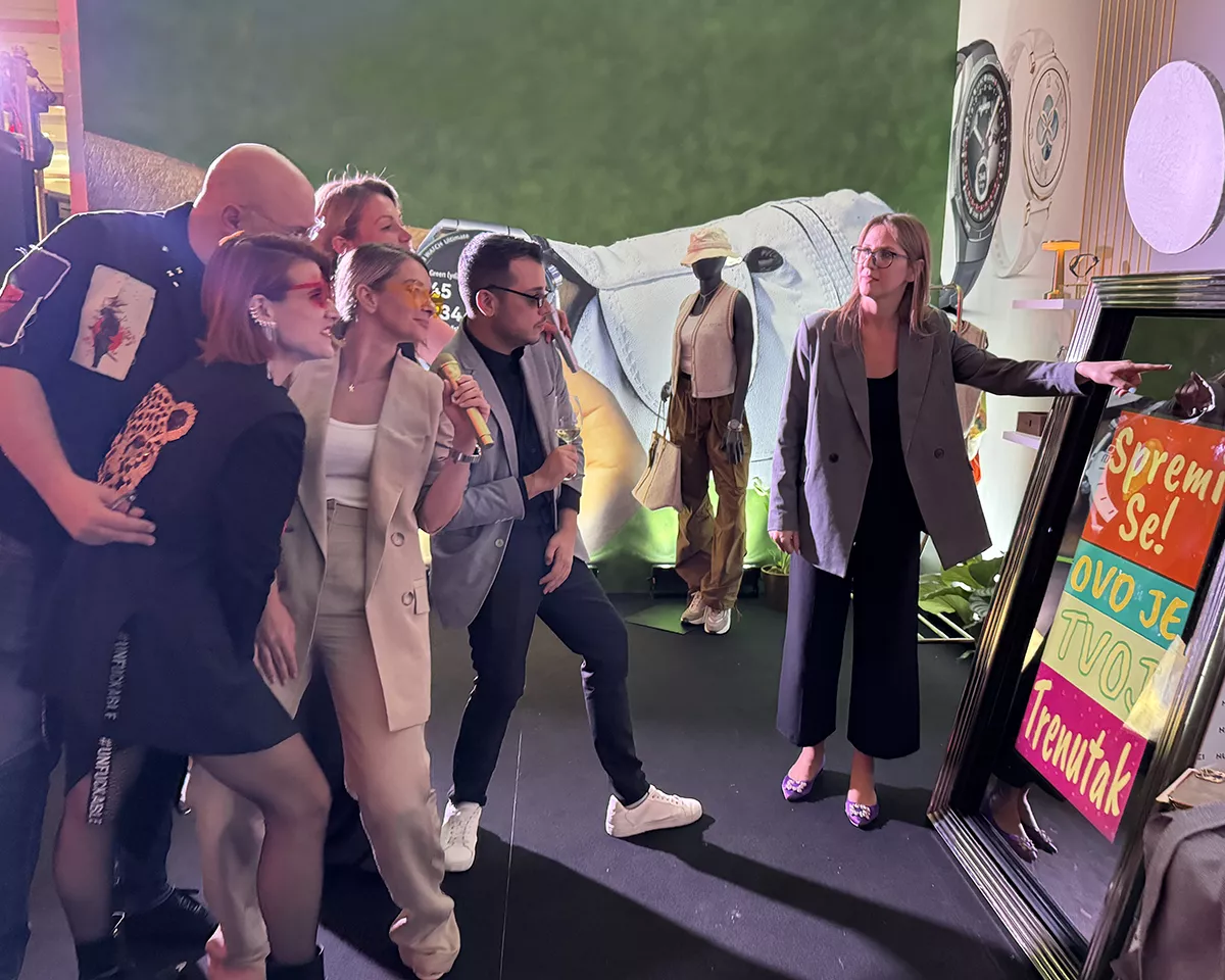 Photobooth na korporativnom eventu - gosti ispred foto ogledala