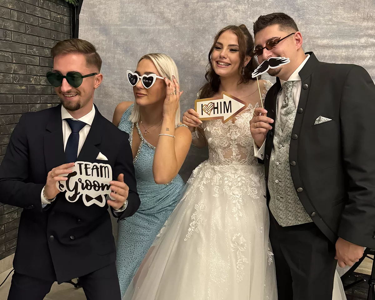 Photobooth na venčanju - mladenci i gosti sa rekvizitima, Beograd