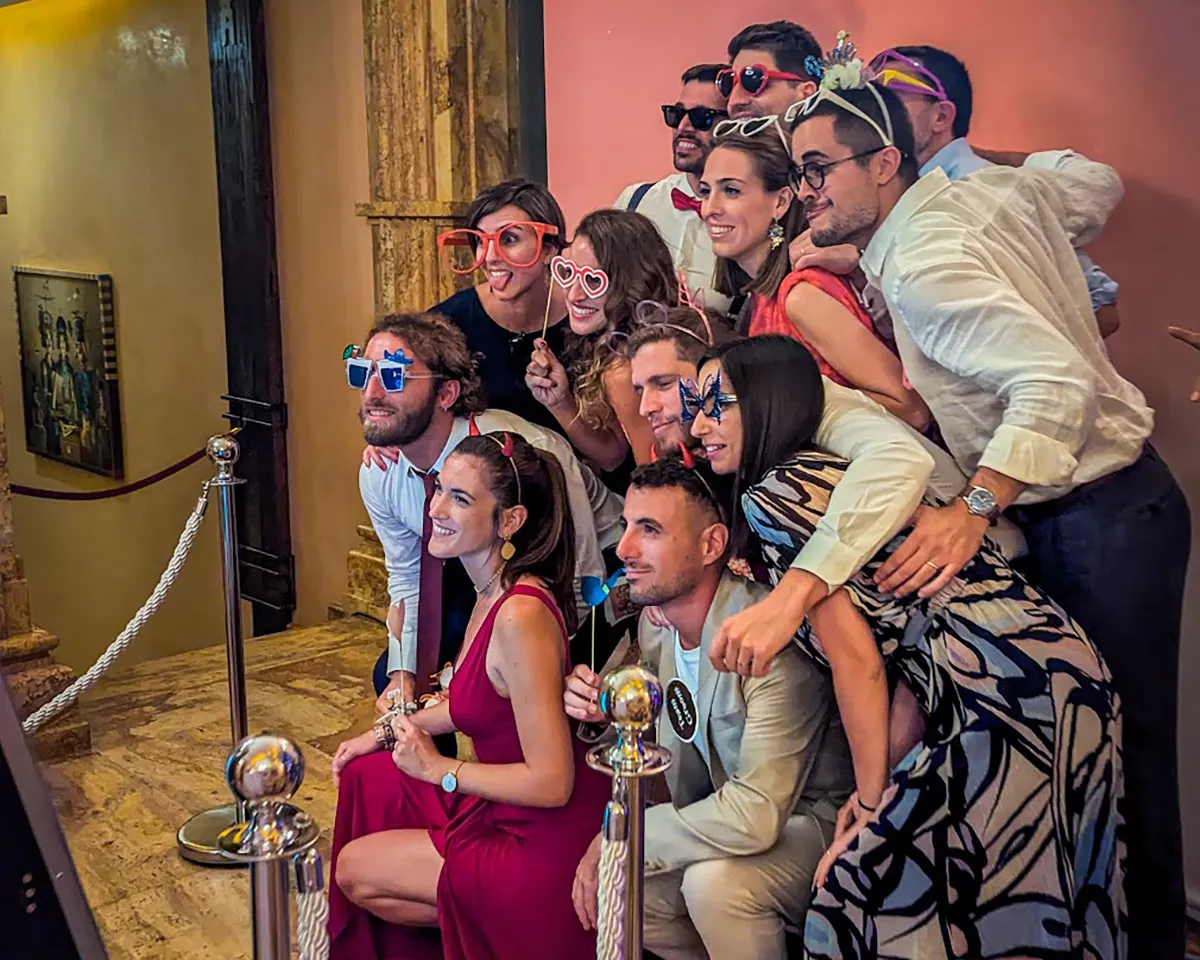 Photobooth na venčanju - gosti se slikaju sa rekvizitima, Vinarija Zvonko Bogdan