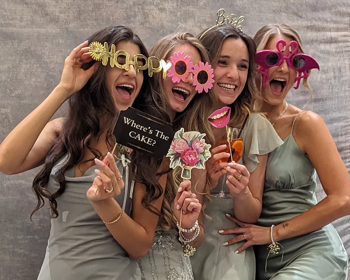 Zabava za goste na venčanju – deveruše sa photobooth rekvizitima
