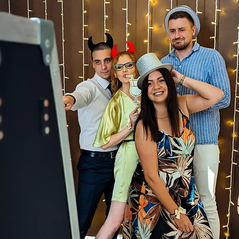 Gosti uz foto ogledalo na vencanju